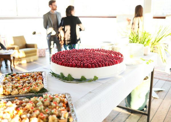 Préparation d'un repas gourmet chez soi avec un petit budget