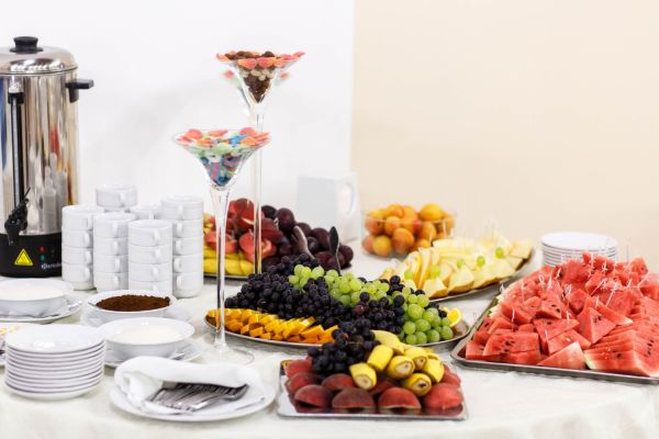 Buffet debout ou service assis : ce qui change vraiment pour un repas de midi en entreprise